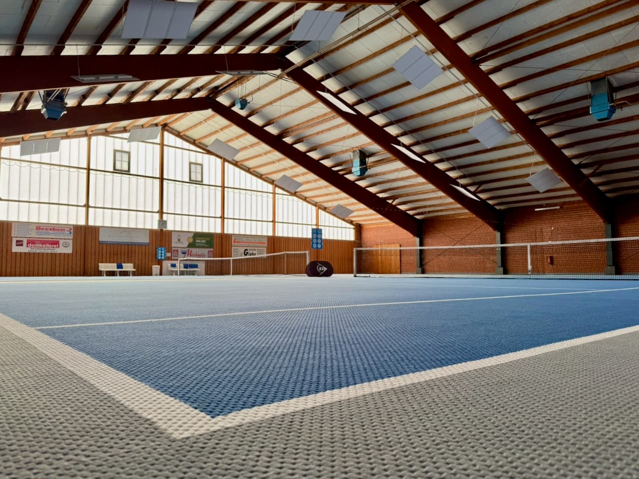 Blick in die Tennishalle des TCBW mit blauem Teppichboden